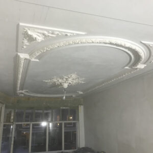 Gereconstrueerd pleisterplafond met gerepliceerde lijsten en centrale rozet vóór de definitieve decoratie in Amsterdam.